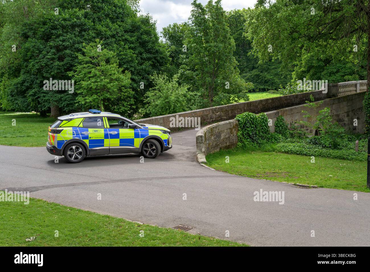 Polizeiauto parkt im Pollok Country Park, Glasgow, Schottland, Großbritannien, Europa Stockfoto