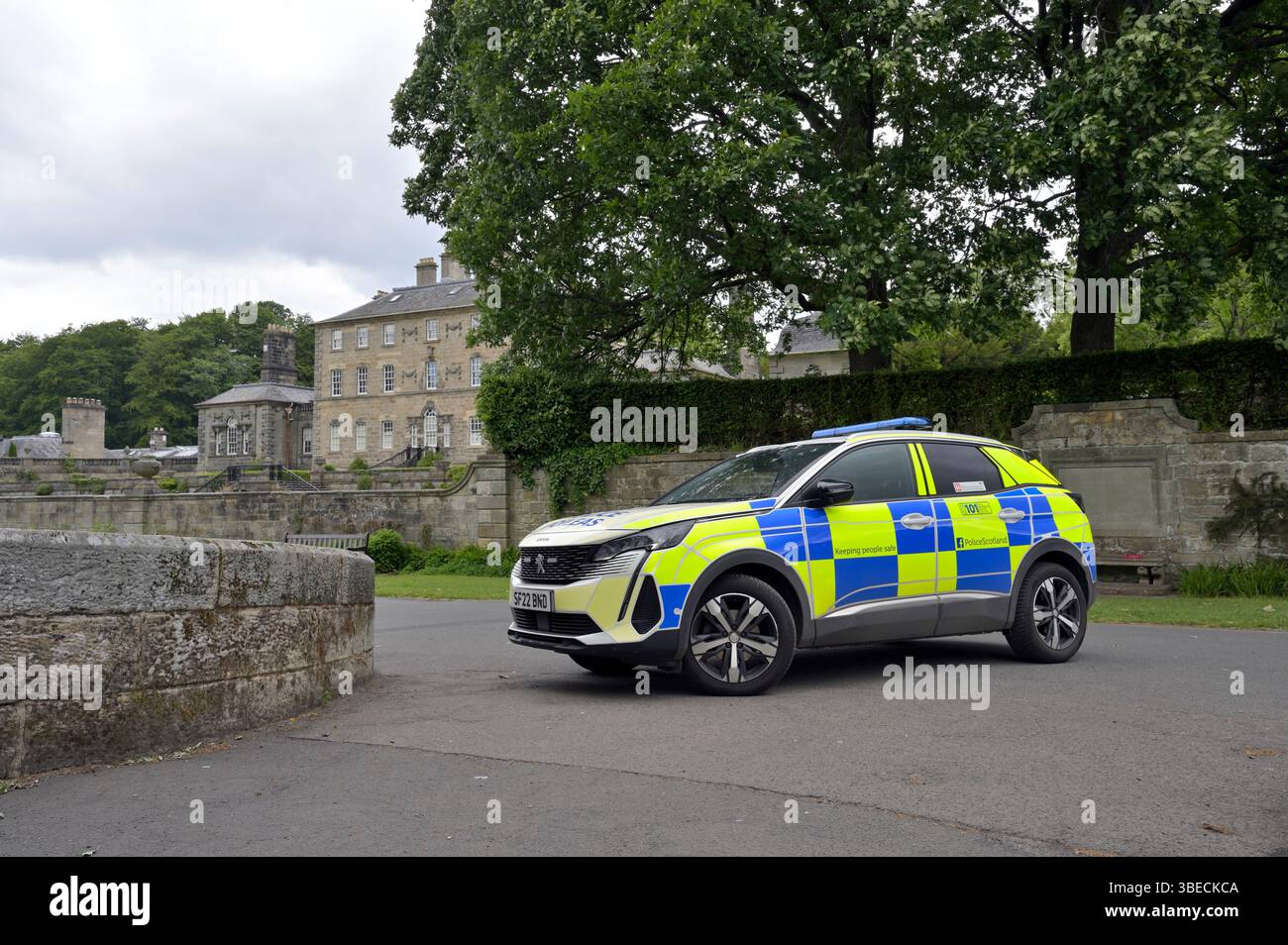 Polizeiauto parkt im Pollok Country Park, Glasgow, Schottland, Großbritannien, Europa Stockfoto