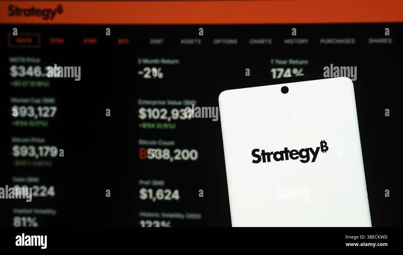 Strategieplattform mit Finanzdaten und Firmenlogo auf einer dunklen Oberfläche Stockfoto