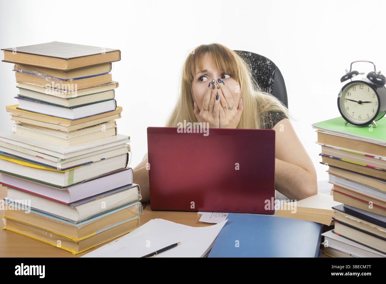 Student schockiert Smorit einen großen Stapel von Lehrbüchern Stockfoto
