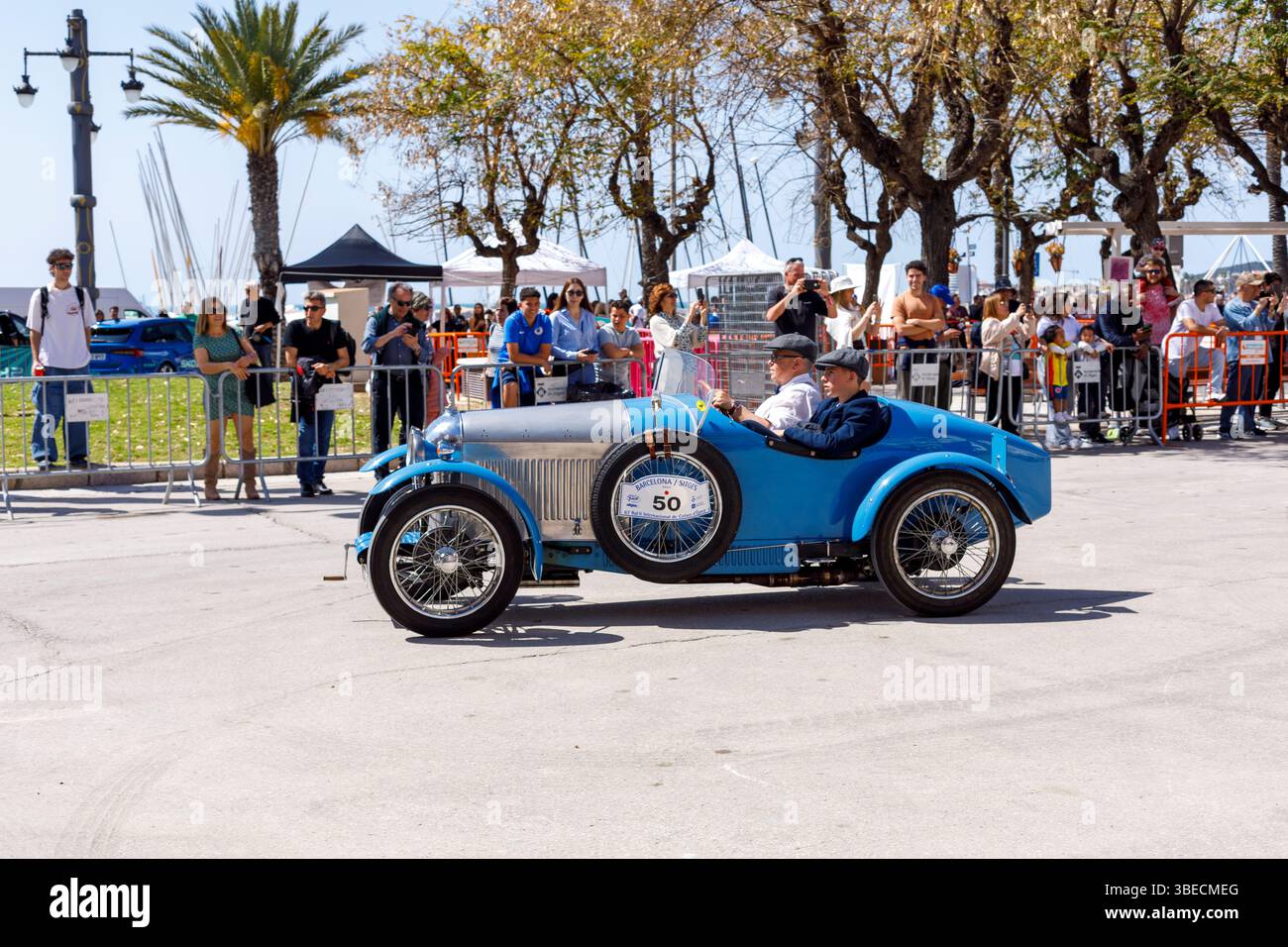 Spanien, Sitges, Barcelona-Sitges-Autoverkehr. Antikes Auto Stockfoto