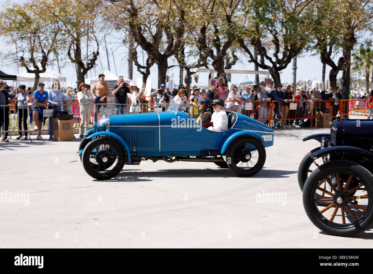 Spanien, Sitges, Barcelona-Sitges-Autoverkehr. Antikes Auto Stockfoto