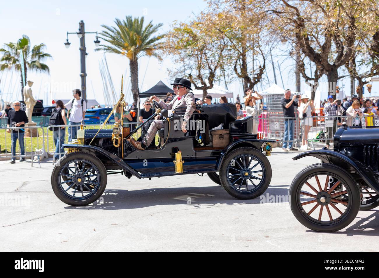 Spanien, Sitges, Barcelona-Sitges-Autoverkehr. Antikes Auto Stockfoto