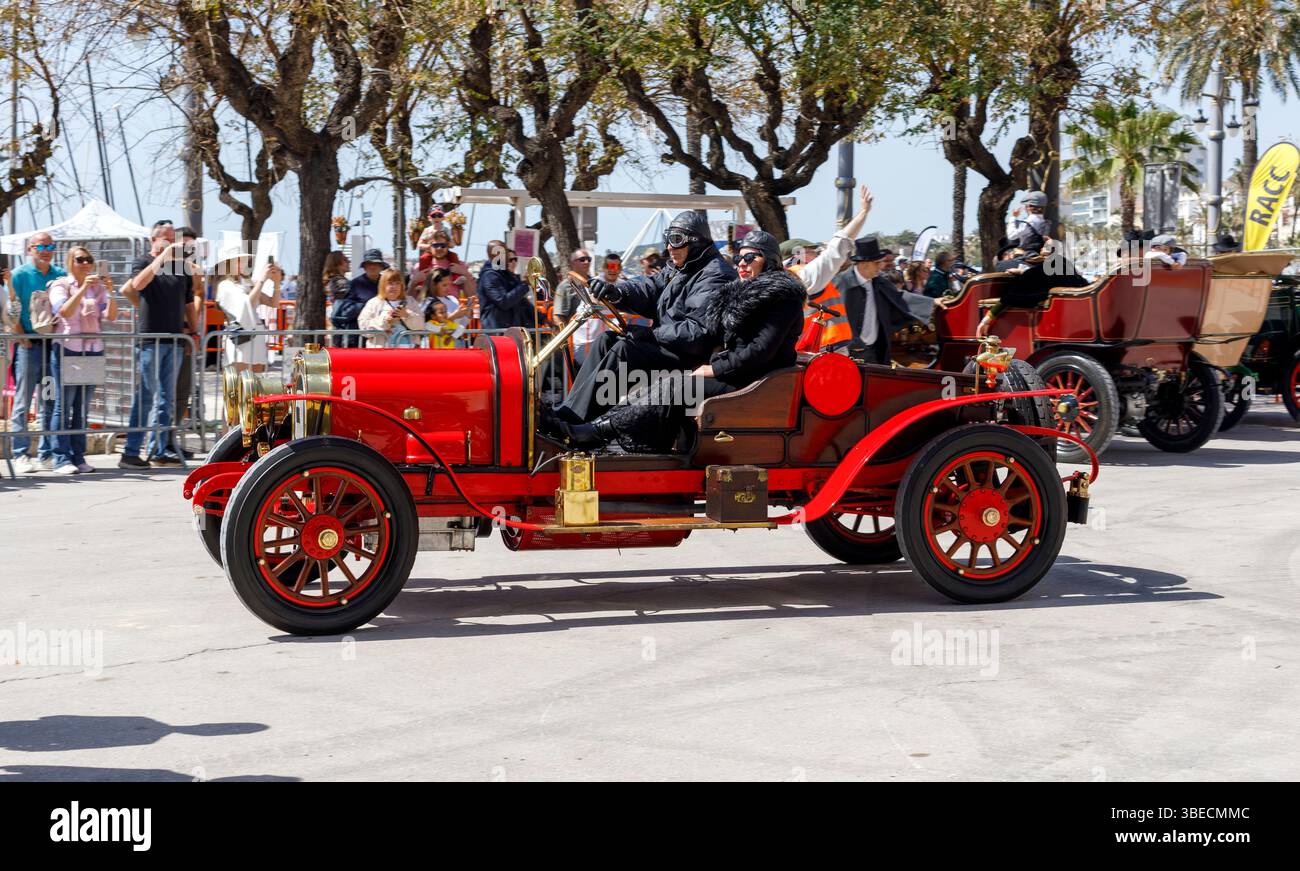 Spanien, Sitges, Barcelona-Sitges-Autoverkehr. Antikes Auto Stockfoto