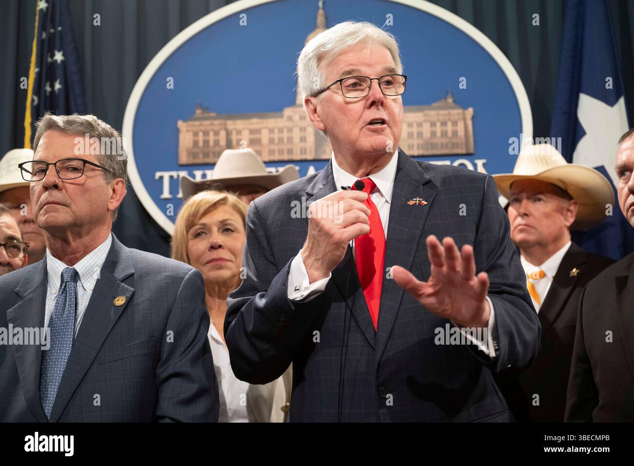 Austin, Tx, USA. Mai 2025. Leutnant Gouverneur DAN PATRICK steht mit den Senatoren von Texas zusammen, bevor THC-infundierte Speiseprodukte in texanischen Gemischtwarenläden und Tankstellen verkauft werden, die nach Senatsgesetz 3 verboten werden, und zum Schreibtisch von Gouverneur Greg Abbott, um Gesetz zu werden. Patrick beschuldigte laut die staatlichen Medien, das Thema zu ignorieren, da er sich vor Abbotts Veto gegen das Prioritätsgesetz fürchte. (Kreditbild: © Bob Daemmrich/ZUMA Press Wire) NUR REDAKTIONELLE VERWENDUNG! Nicht für kommerzielle ZWECKE! Stockfoto