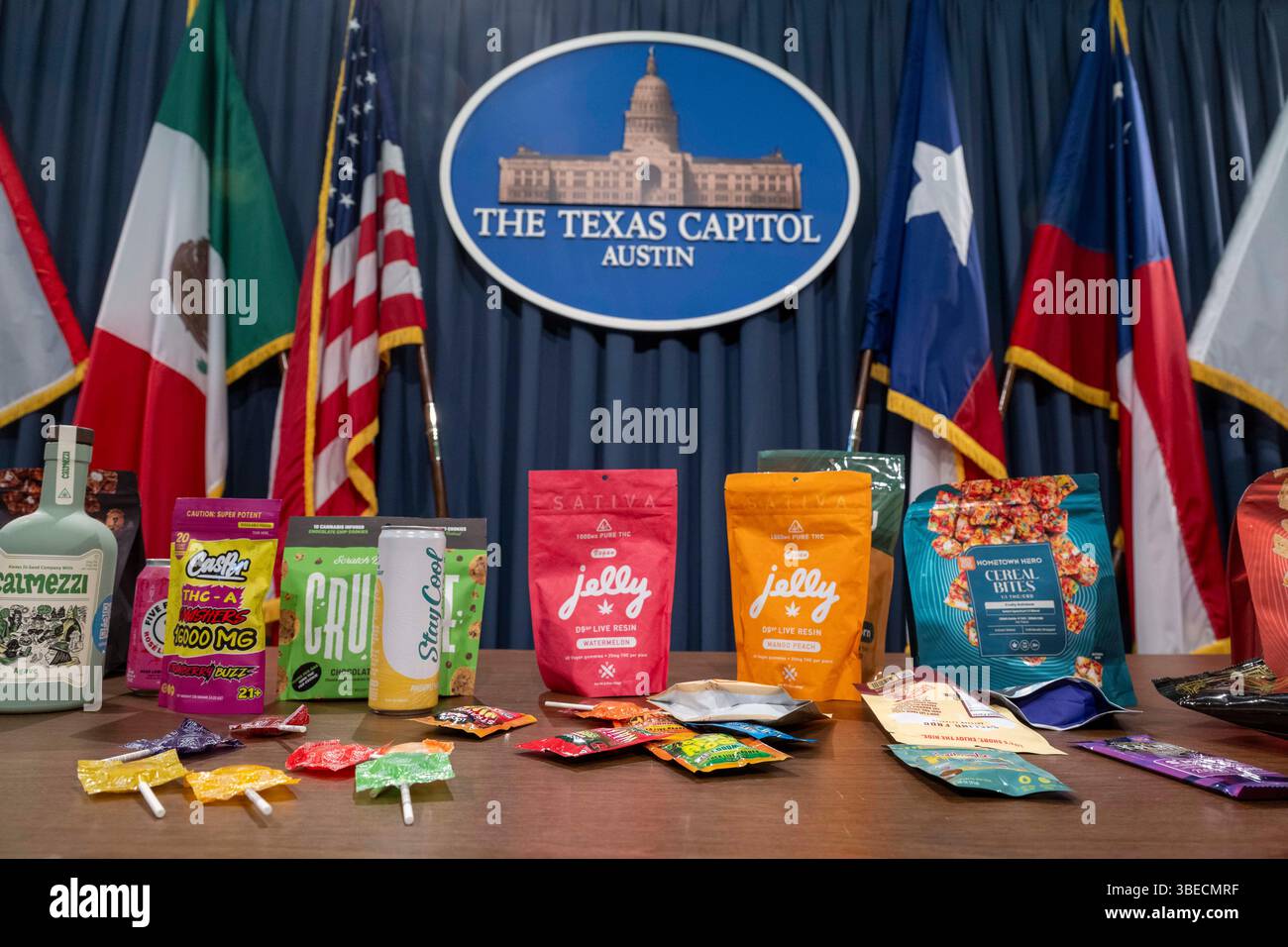 Austin, Tx, USA. Mai 2025. Demnächst verbotene THC-infundierte Produkte sitzen auf einem Tisch im Texas Capitol, während Lt. Gouverneur Dan Patrick (nicht gezeigt) gegen Produkte in texanischen 24-Stunden-Geschäften und Tankstellen verstößt, die gemäß Senat Bill 3 verboten werden. Patrick beschuldigte laut die staatlichen Medien, das Thema zu ignorieren, da er sich vor Abbotts Veto gegen das Prioritätsgesetz fürchte. (Kreditbild: © Bob Daemmrich/ZUMA Press Wire) NUR REDAKTIONELLE VERWENDUNG! Nicht für kommerzielle ZWECKE! Stockfoto