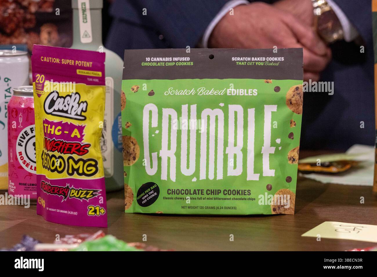 Austin, Tx, USA. Mai 2025. Demnächst verbotene THC-infundierte Produkte sitzen auf einem Tisch im Texas Capitol, während Lt. Gouverneur Dan Patrick (nicht gezeigt) gegen Produkte in texanischen 24-Stunden-Geschäften und Tankstellen verstößt, die gemäß Senat Bill 3 verboten werden. Patrick beschuldigte laut die staatlichen Medien, das Thema zu ignorieren, da er sich vor Abbotts Veto gegen das Prioritätsgesetz fürchte. (Kreditbild: © Bob Daemmrich/ZUMA Press Wire) NUR REDAKTIONELLE VERWENDUNG! Nicht für kommerzielle ZWECKE! Stockfoto