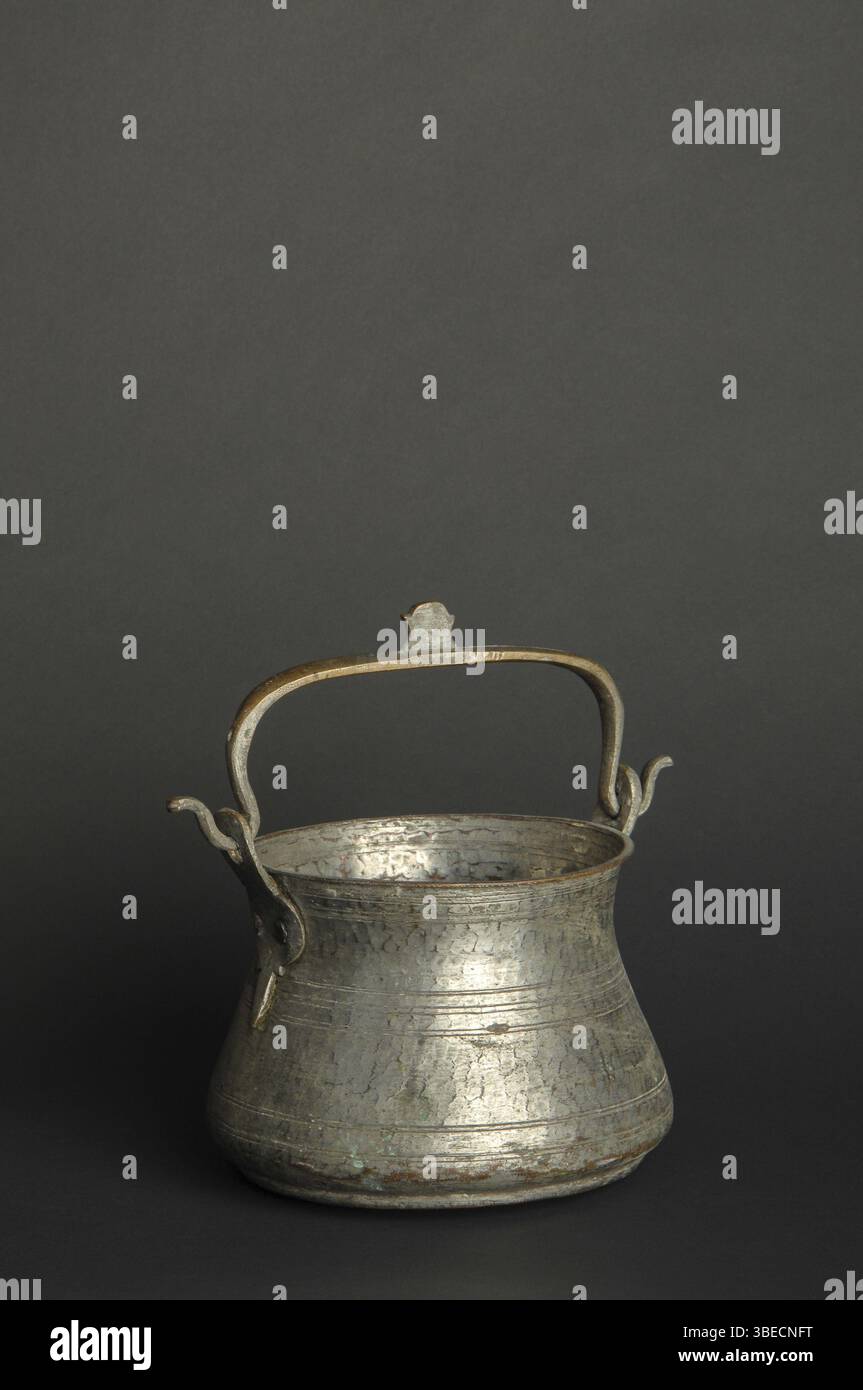 Alte Metallschale auf dunklem Hintergrund. Antikes Geschirr aus Bronze Stockfoto