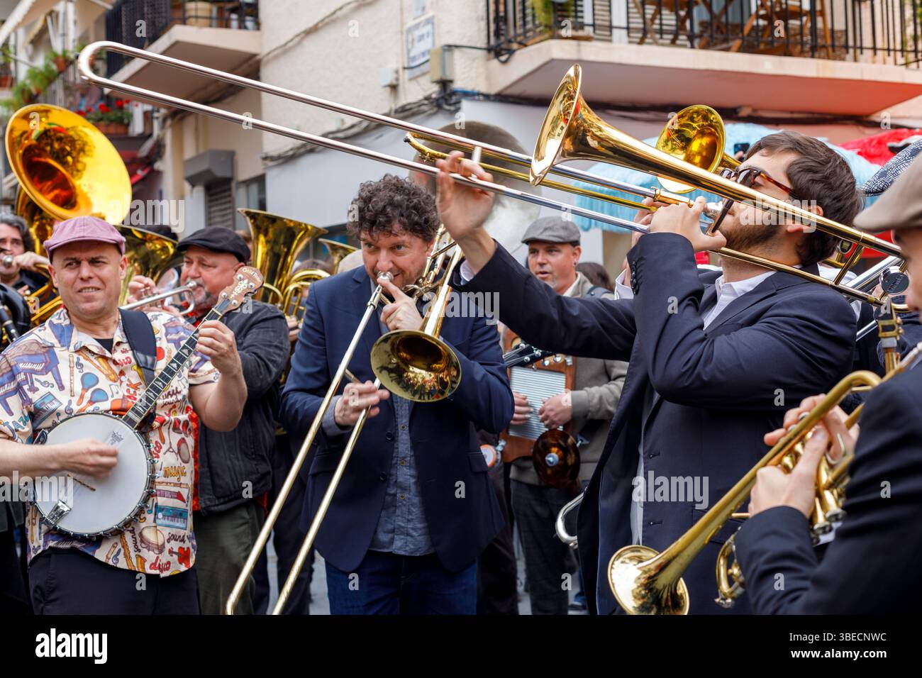 Spanien, Sitges, Sitges Jazz Festival, Musiker spielen Instrumente bei einer Straßenparade. Stockfoto