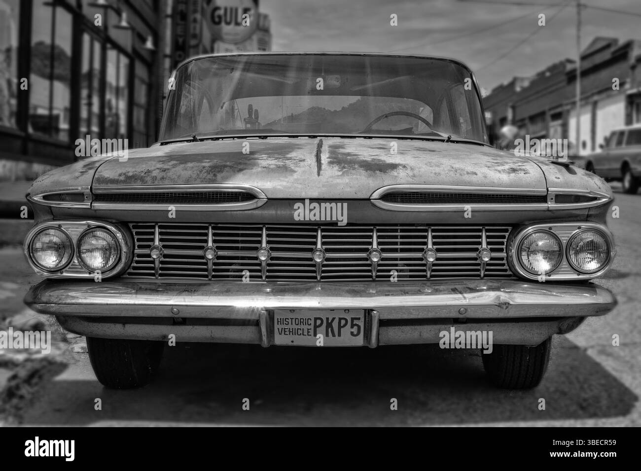Schwarz-weiß-Bild eines antiken Autos, das auf der Straße in Lowell, Arizona, sitzt. Stockfoto