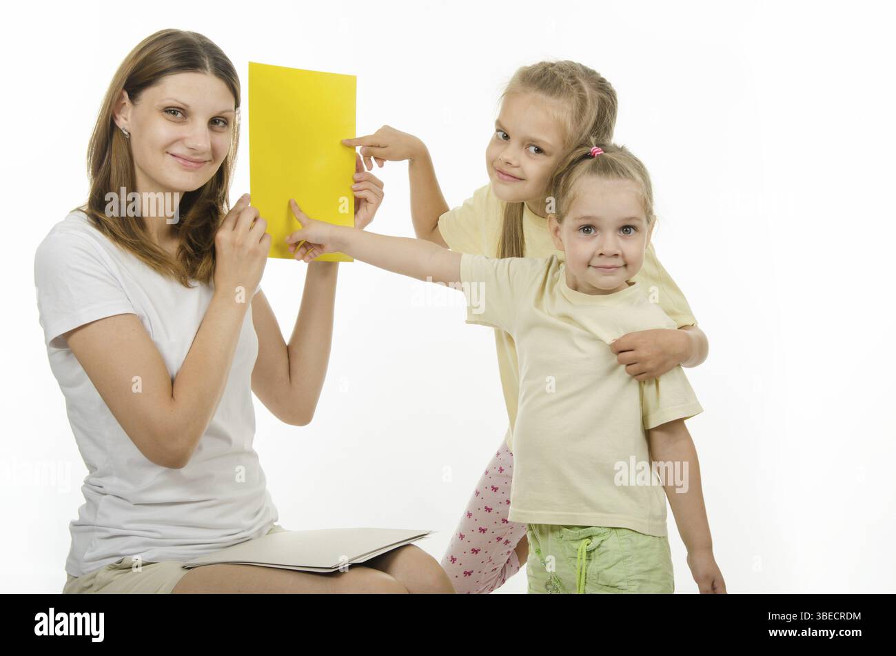 Mutter zeigt zwei Töchter einfarbigen Bildern, prüfen, ob sie Farben unterscheiden Stockfoto
