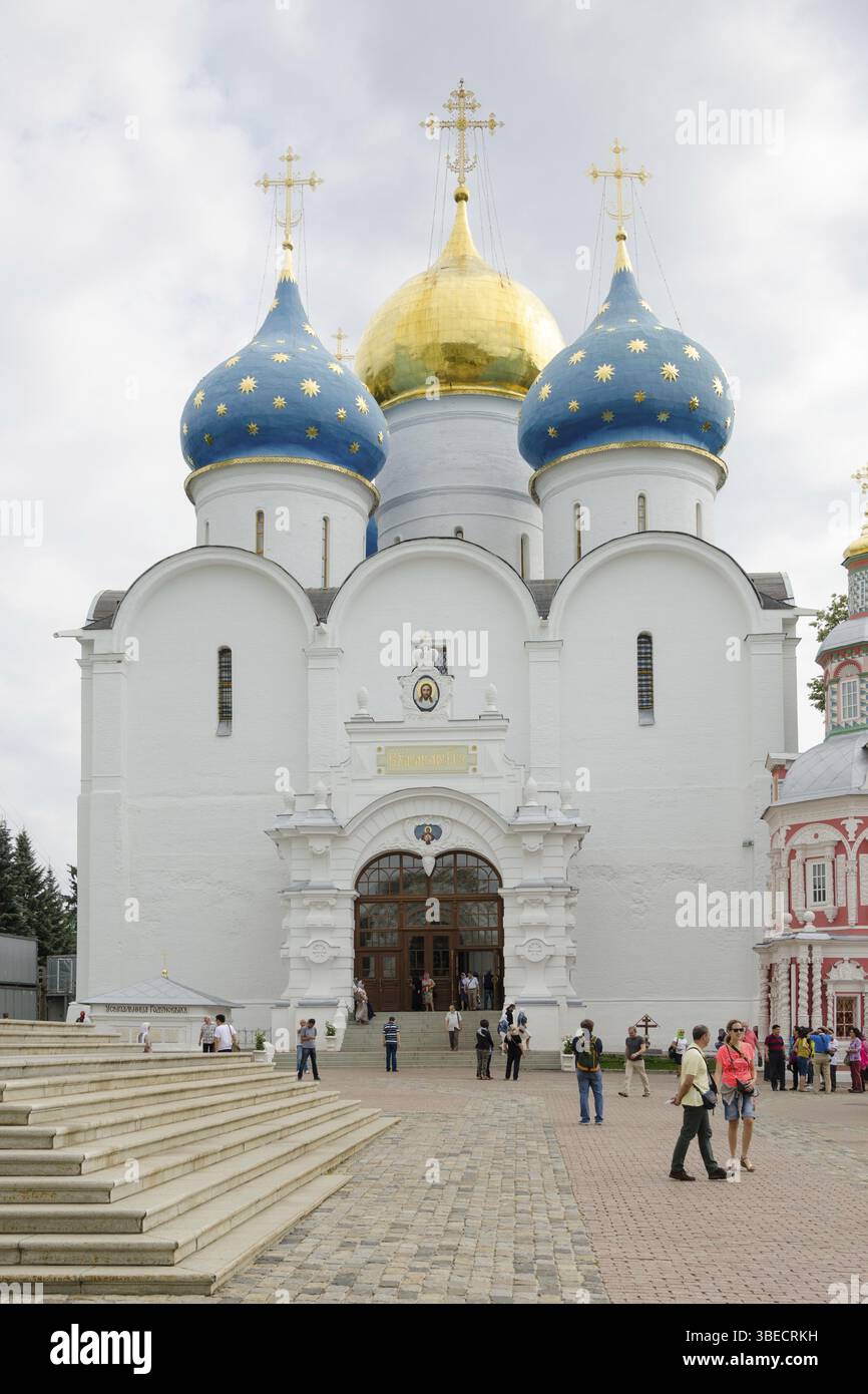Sergijew Posad - 10. August 2015: Blick auf die Himmelfahrts-Kathedrale der Heiligen Dreifaltigkeit St. Sergius Lawra Stockfoto