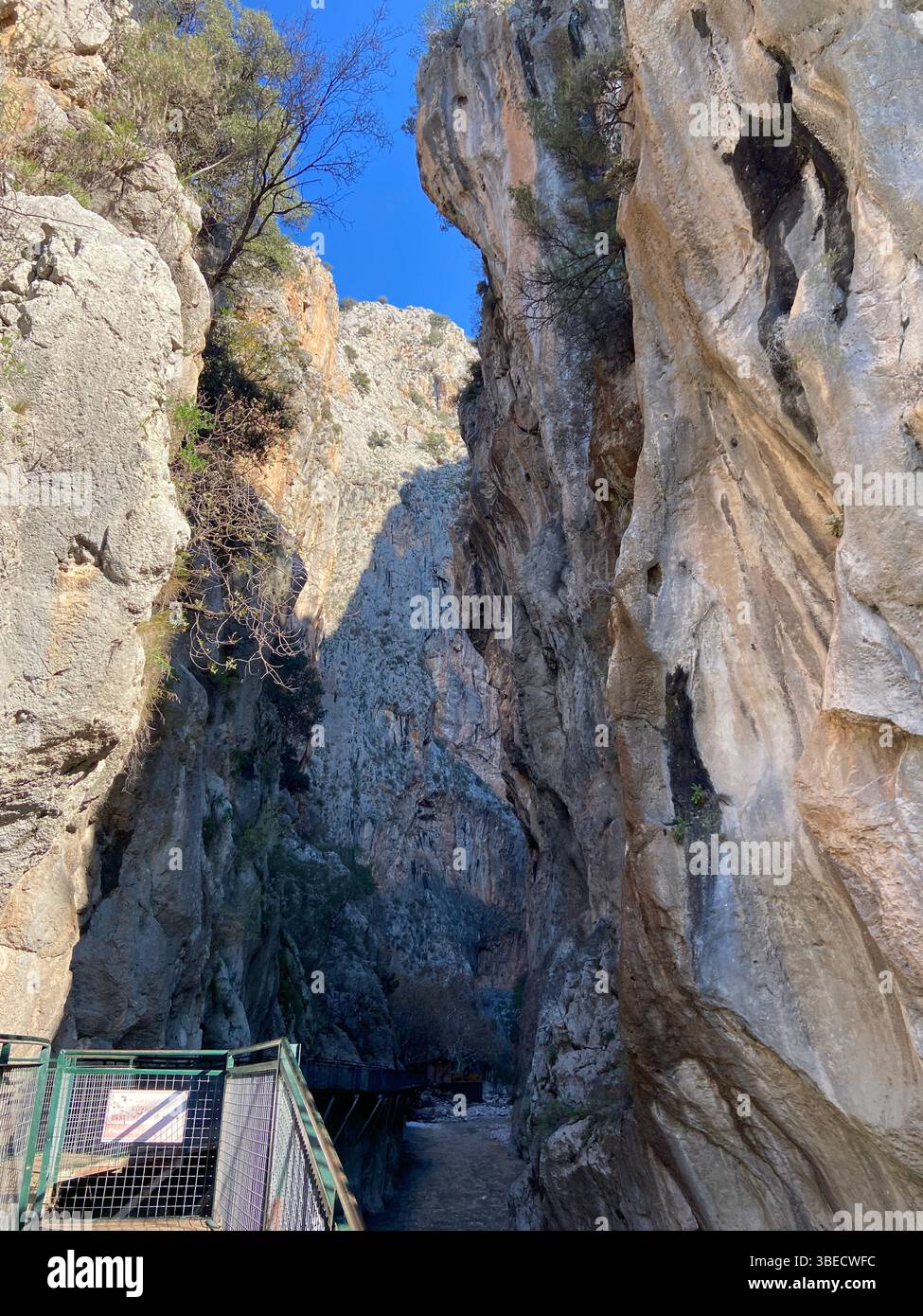 Felsformationen und Klippen in einer natürlichen Umgebung im Freien mit einem informativen Schild in der Türkei. - Smartphone-aufgenommenes Stockfoto