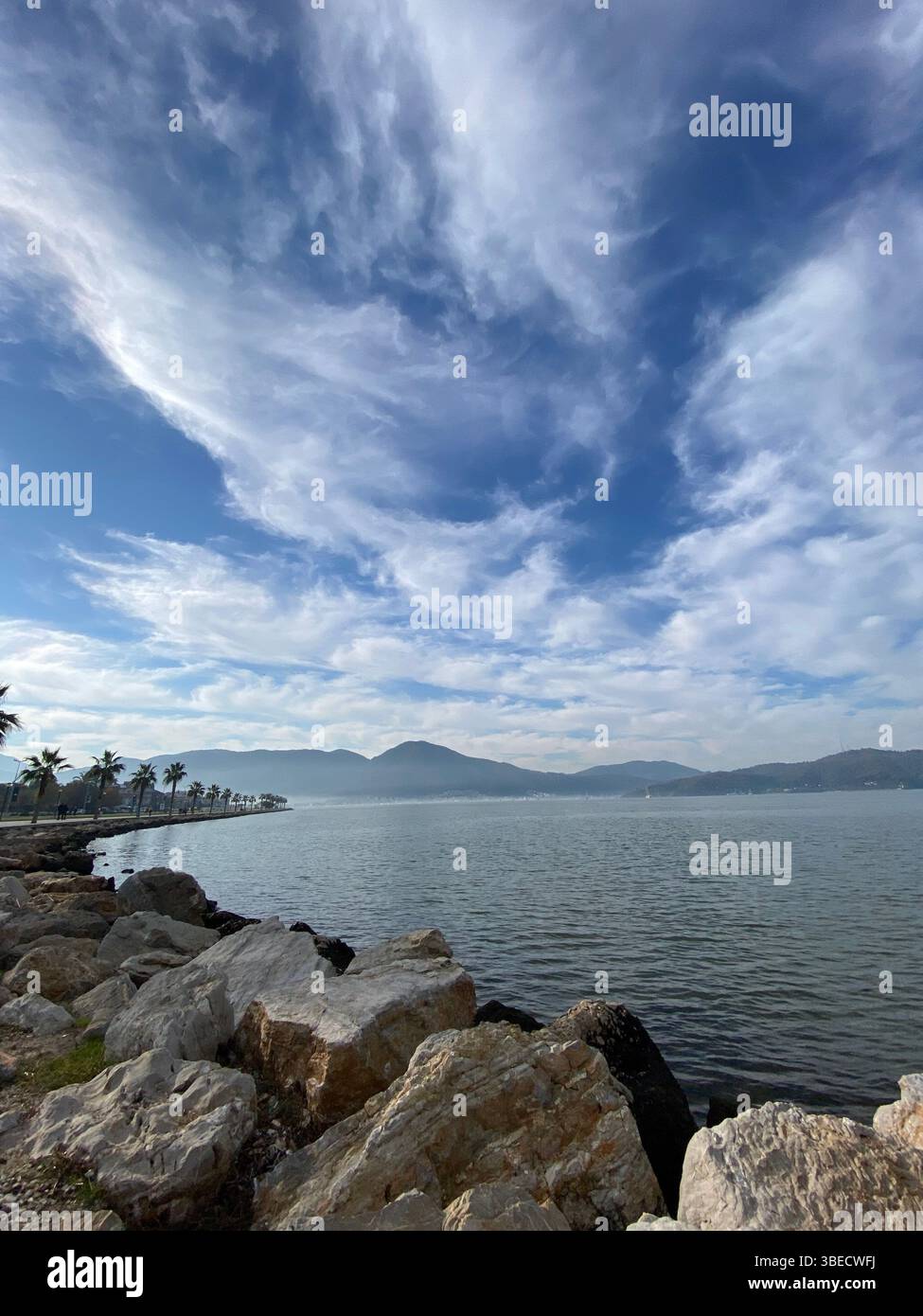 Felsige Küste und ruhiges Meer unter blauem Himmel, gefangen an einem Küstenort in der Türkei. - Smartphone-aufgenommenes Stockfoto