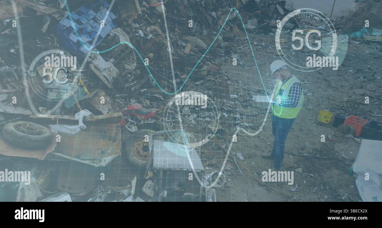 5g Text über mehrere runde Scanner und Grafiken, die sich über männliche Ingenieure bewegen, die auf Schrottplatz arbeiten Stockfoto
