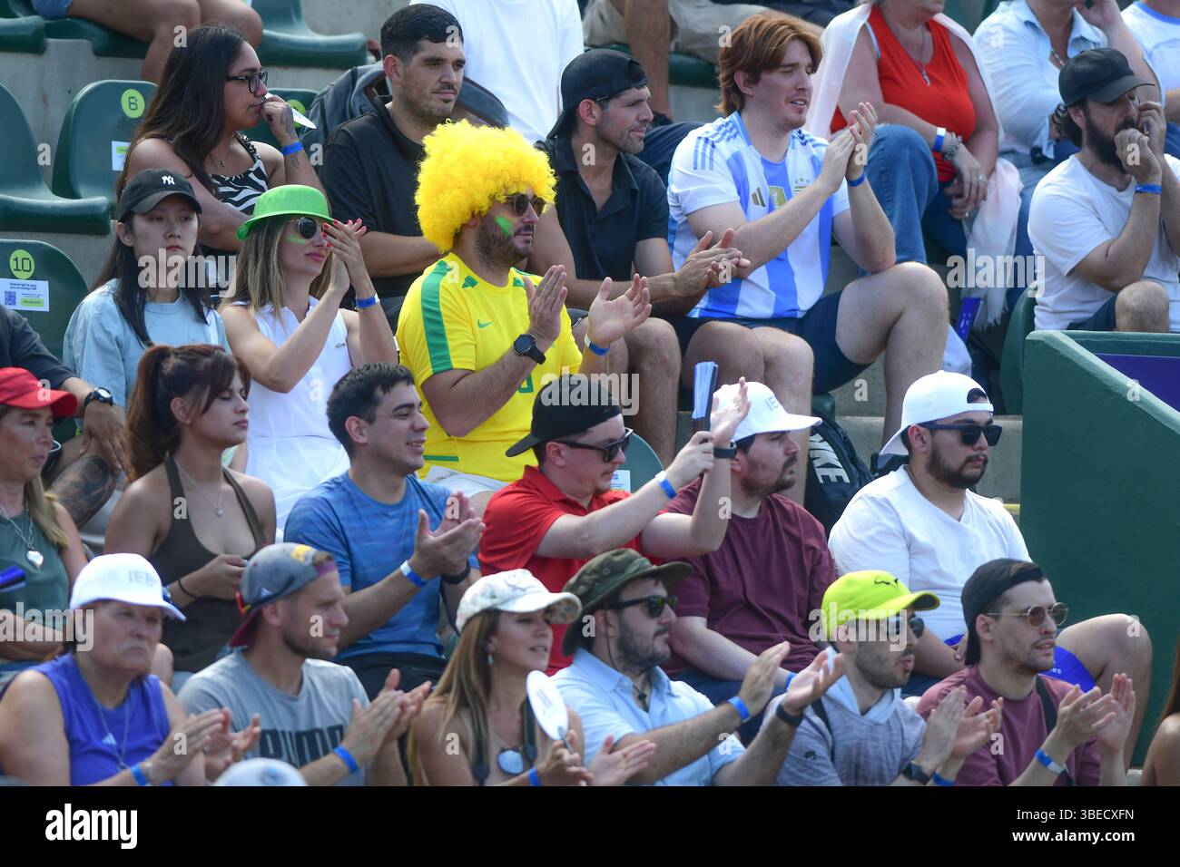 Brasilianische und argentinische Tennisfans. Argentina Open 2025 Stockfoto
