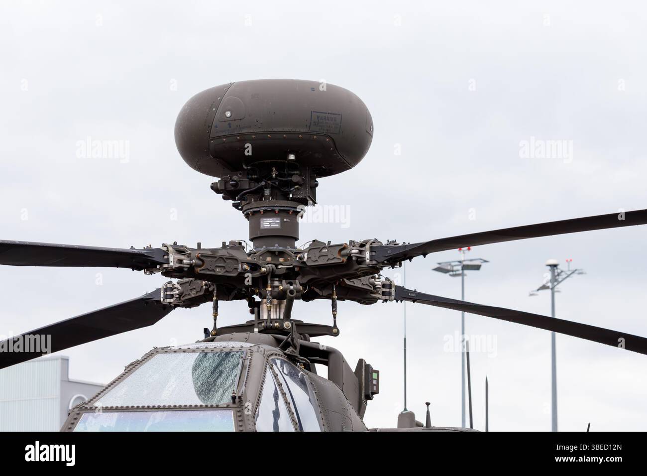 Nürnberg, Deutschland - 25. Mai 2025: Nahaufnahme eines Militärhubschraubers mit Rotorblättern, Radarkuppel und Cockpit vor einem hellgrauen Himmel. Stockfoto