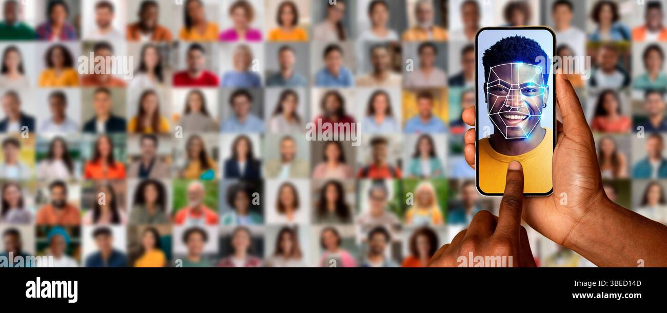Eine Hand hält ein Smartphone, das einen Gesichts-Scan einer lächelnden Person anzeigt Stockfoto