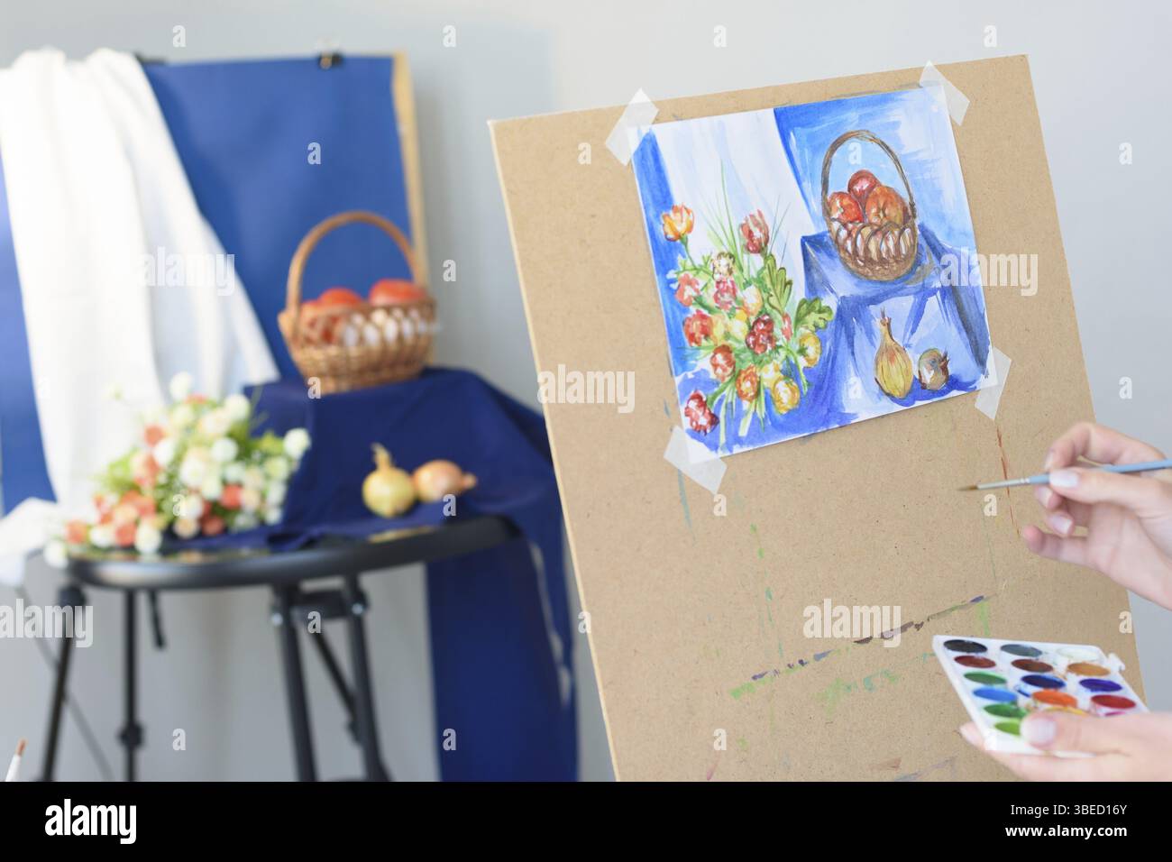 Gemaltes Stillleben vor dem Hintergrund eines echten Stilllebens Stockfoto