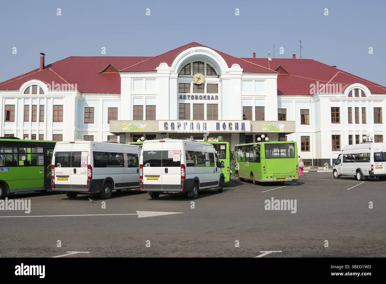 Sergiev Posad - 10. August 2015: Der zentrale Busbahnhof der Stadt Moskau Sergiev Posad Stockfoto