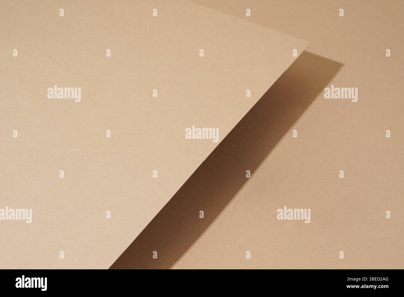 Der bunte Hintergrund aus braunem Papier mit Schatten. Abstrakte Geometrie Stockfoto