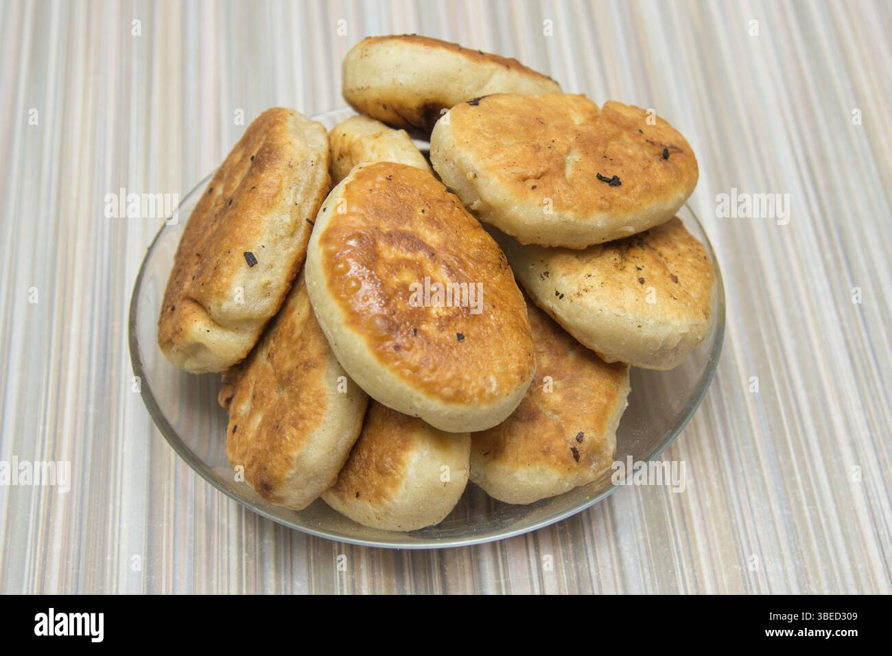Fried auf einer Grillplatte Kuchen Lüge auf einer Platte auf dem Küchentisch Stockfoto