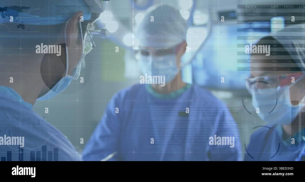 Statistische Datenverarbeitung über ein Team verschiedener Chirurgen, die im Operationssaal operieren Stockfoto