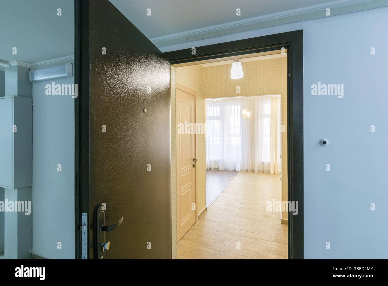 Die offene Haustür renovierte Wohnung in Neubau Stockfoto