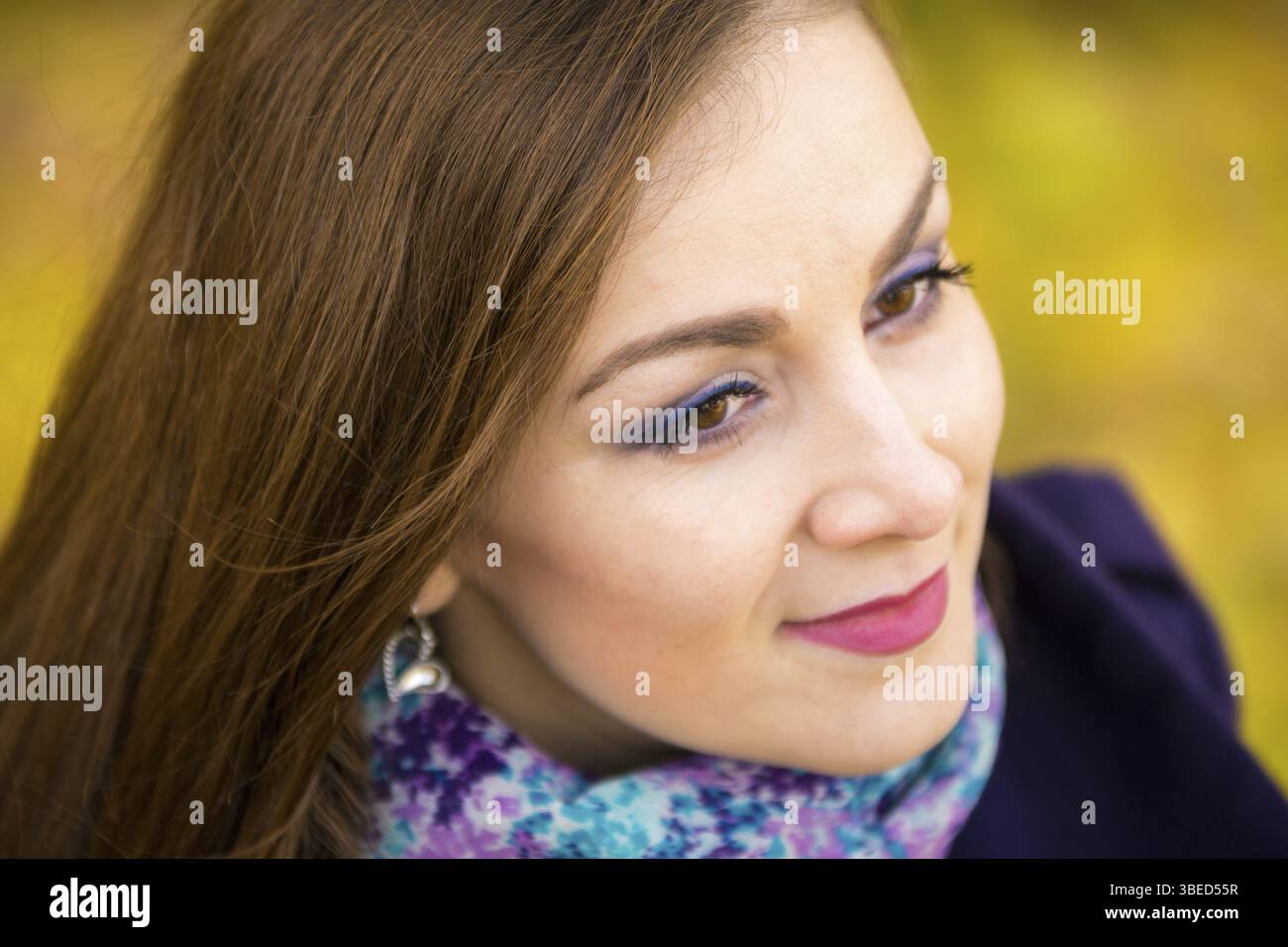 RUB-das schöne Mädchen Nahaufnahme auf unscharf Hintergrund der Blätter im Herbst Stockfoto