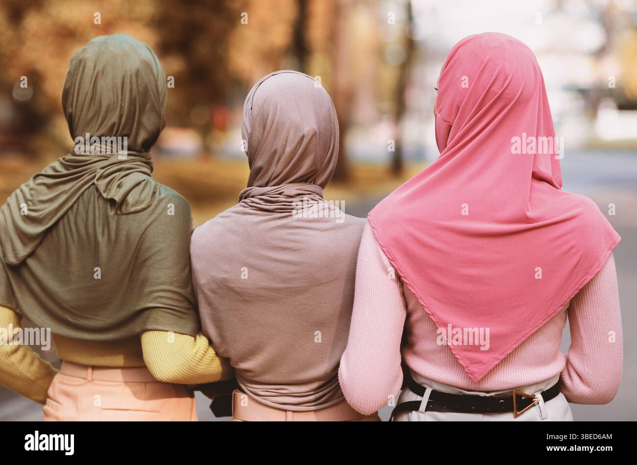 Drei Unkenntlich Muslimische Damen In Hijab Walking Outdoor Stockfoto