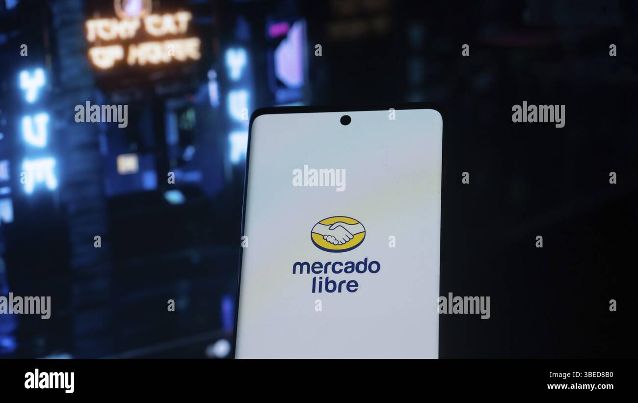 Smartphone mit Mercado Libre Logo vor futuristischem Neonhintergrund Stockfoto