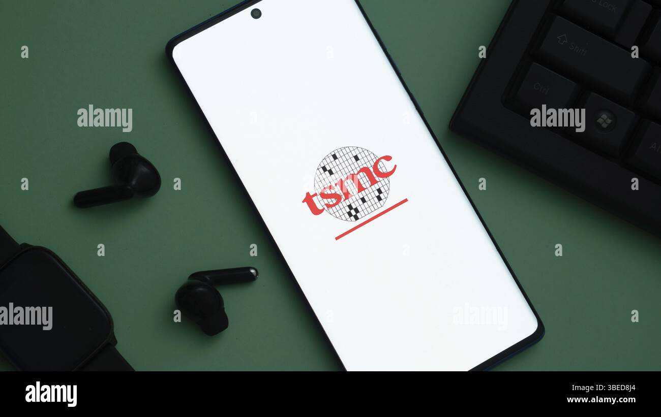 Dhaka, Bangladesch 02. Mai 2025: TSMC auf dem Telefon-Bildschirm Stockbild Stockfoto