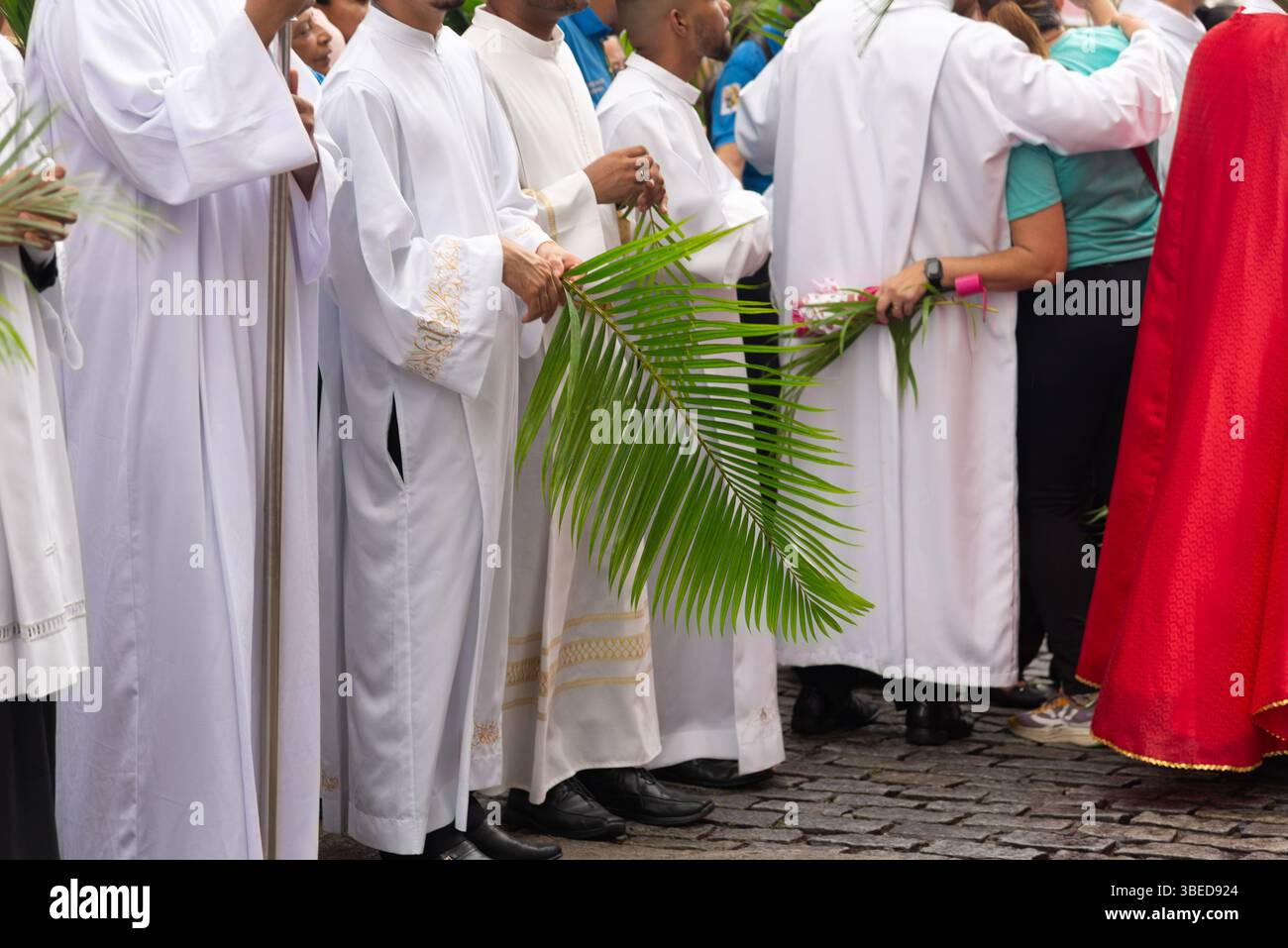 Salvador, Bahia, Brasilien - 13. April 2025: Katholische Priester nehmen an der Palmsonntagsprozession Teil. Salvador, Brasilien Stockfoto