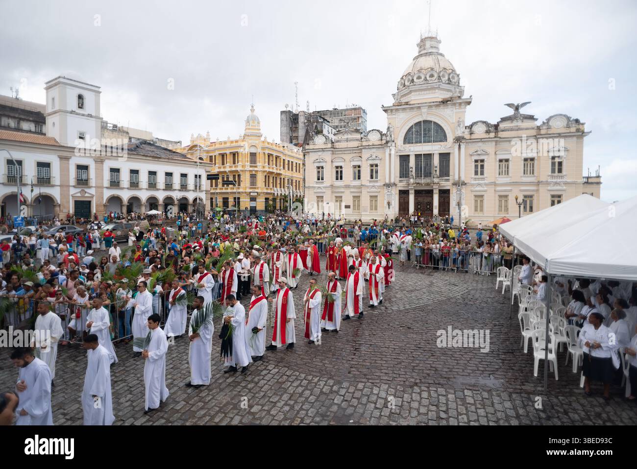 Salvador, Bahia, Brasilien - 13. April 2025: Katholische Priester nehmen an der Palmsonntagsprozession Teil. Salvador, Brasilien Stockfoto