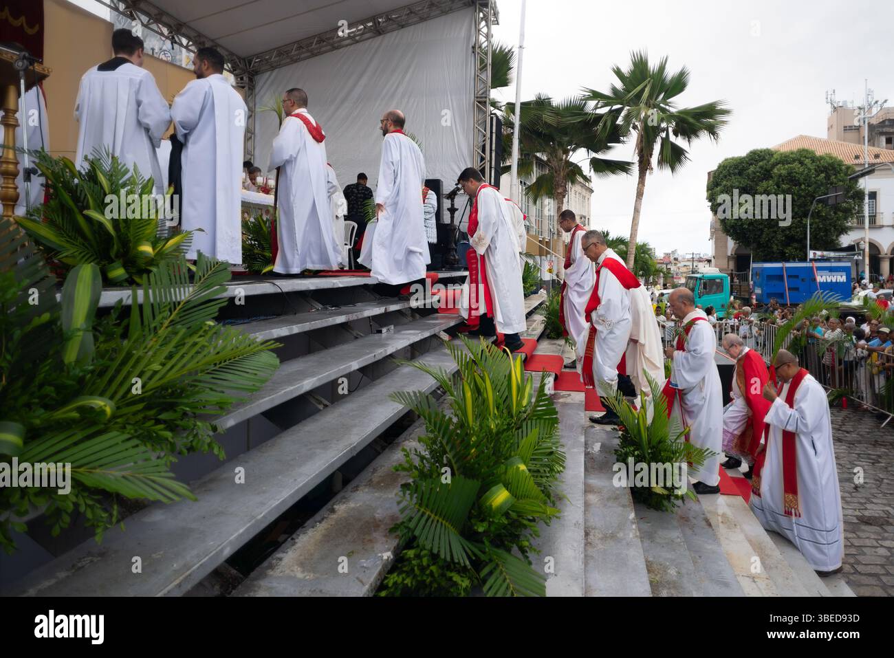 Salvador, Bahia, Brasilien - 13. April 2025: Blick auf katholische Priester, die während einer Palmsonntagsprozession eine Treppe zum Altar hinaufklettern. Salvador, Brasilien Stockfoto