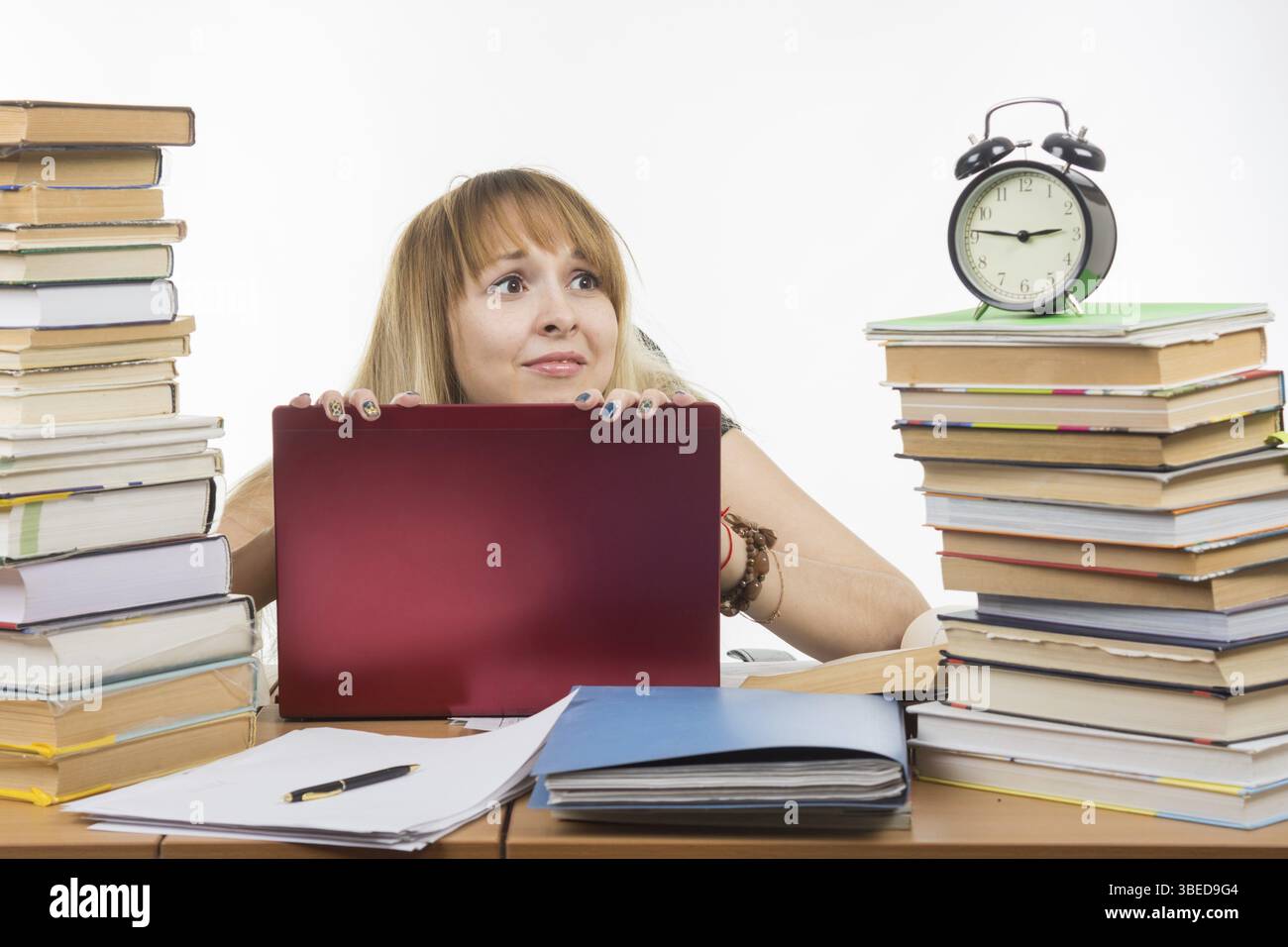 Die Schüler sieht auf seine Uhr und erkennt, dass die Prüfung bereits nahe ist Stockfoto
