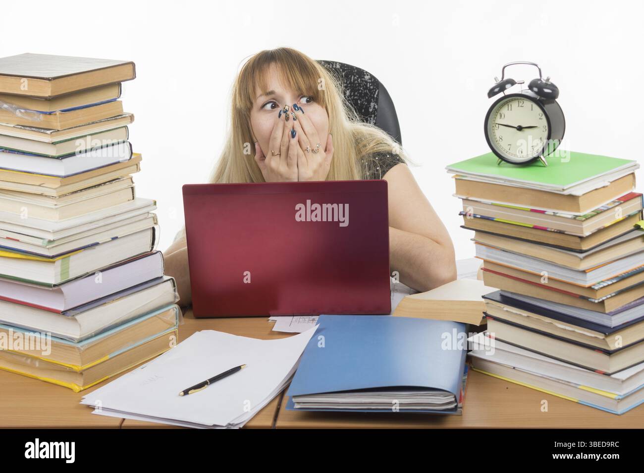 Die Schüler waren am Abend am Computer und war entsetzt, als Sie auf die Uhr schauen Stockfoto