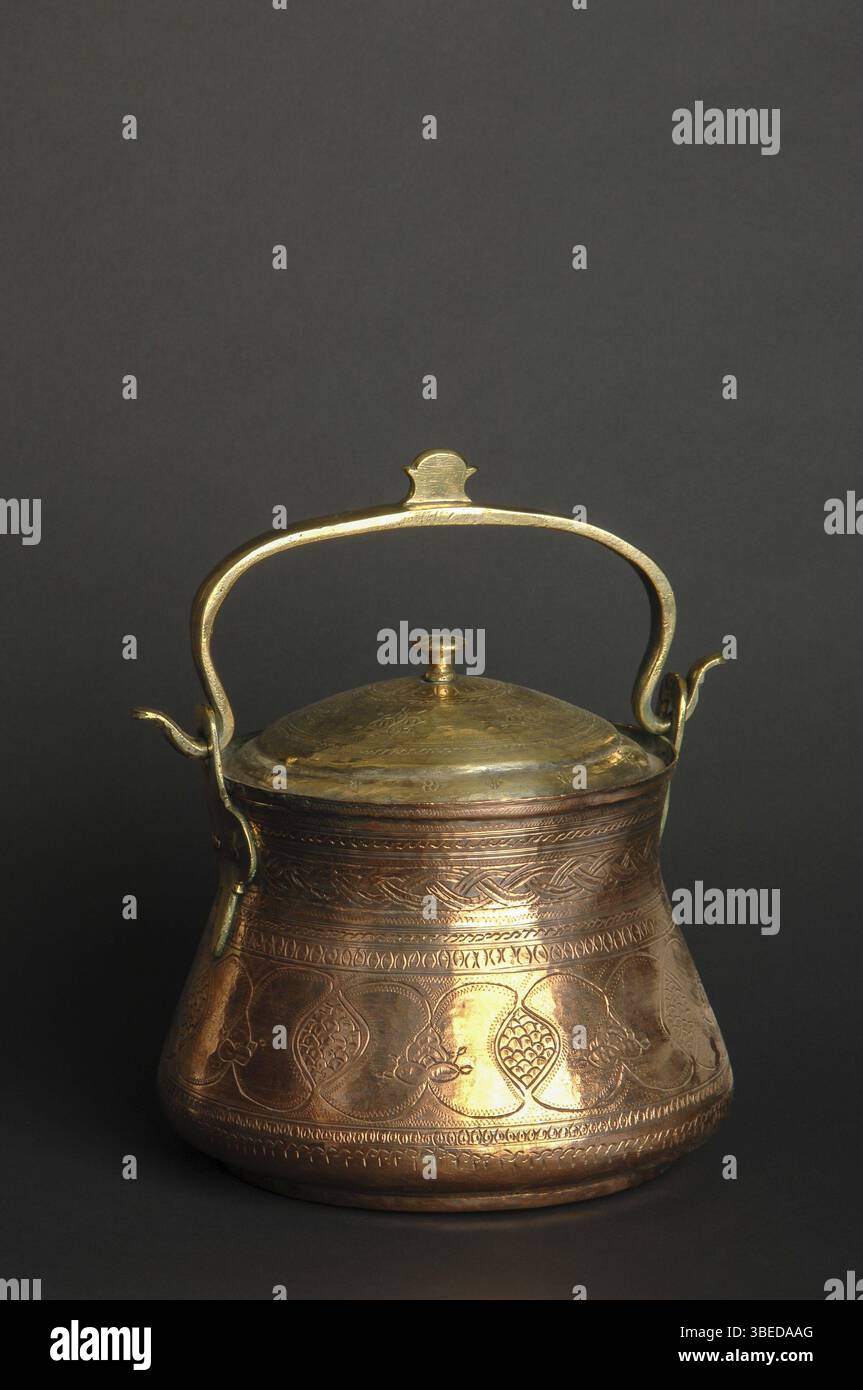 Alte Metallschale auf dunklem Hintergrund. Antikes Geschirr aus Bronze Stockfoto