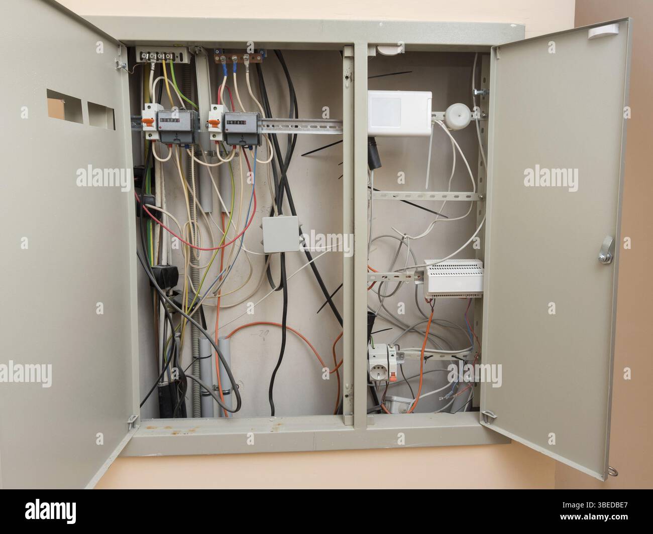 Das Gerät einer elektrischen Schutzabdeckung mit zwei Zähler und der Brandmeldeanlage Stockfoto