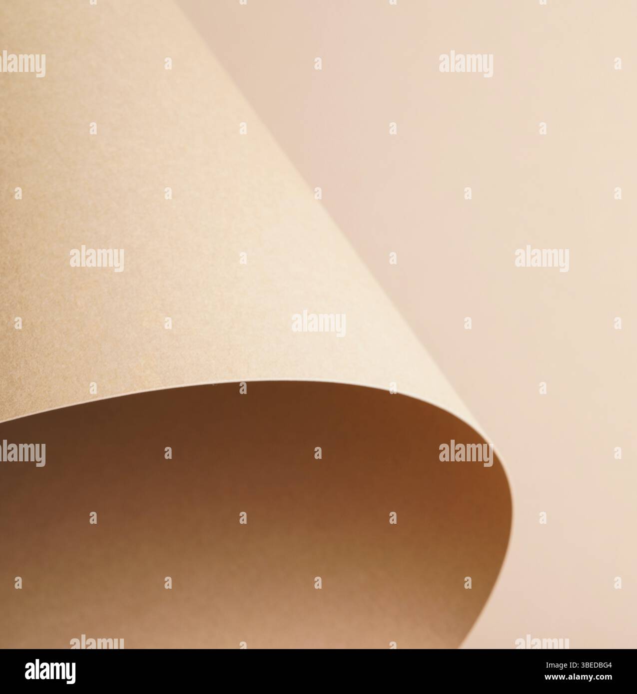 Der bunte Hintergrund aus braunem Papier mit Schatten. Abstrakte Geometrie Stockfoto