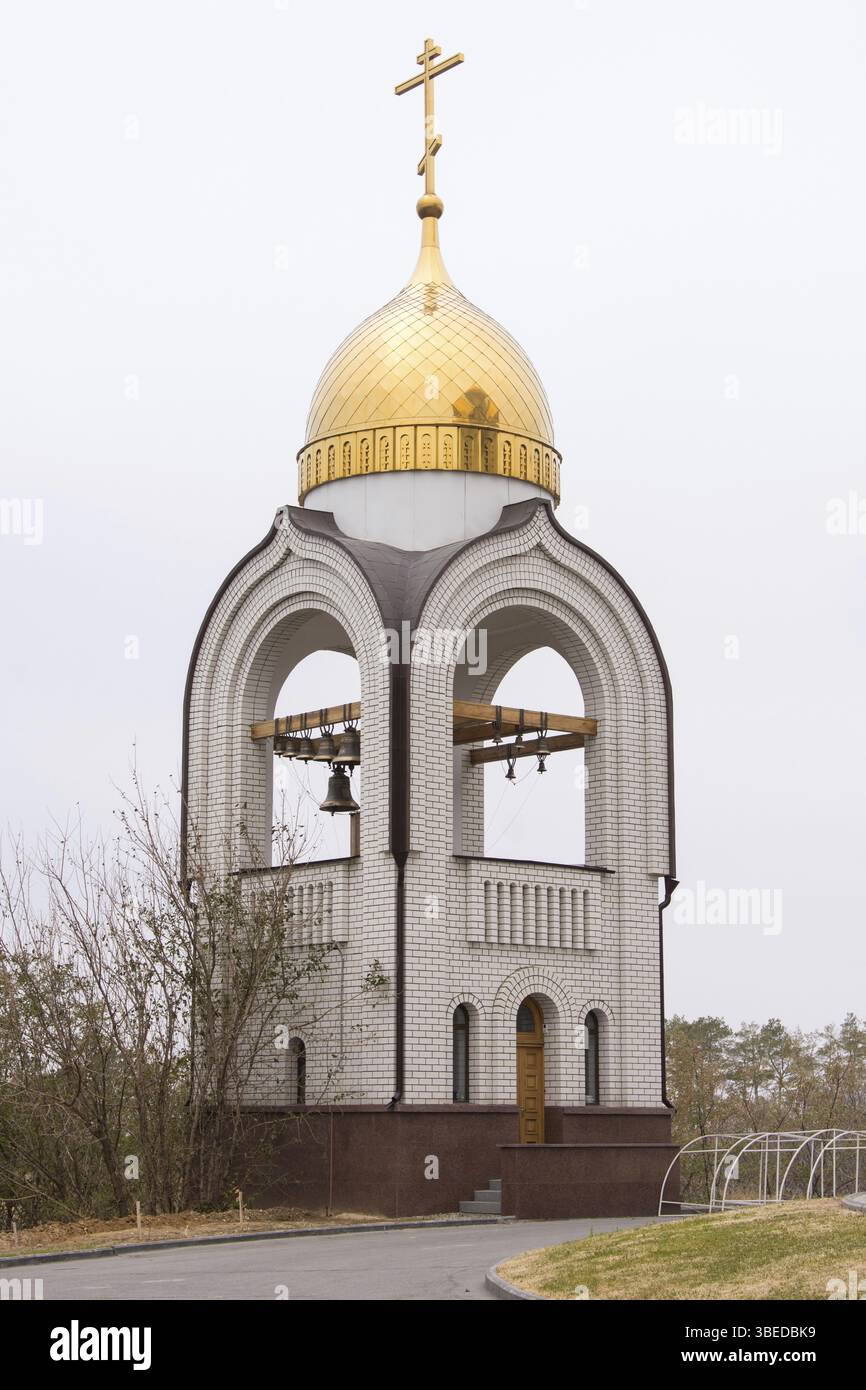 Wolgograd, Russland - 5. November 2015: Der Glockenturm an der Allerheiligen-Kirche in Mamajew Kurgan an der historischen Gedenkstätte &quot, an die Helden Stockfoto