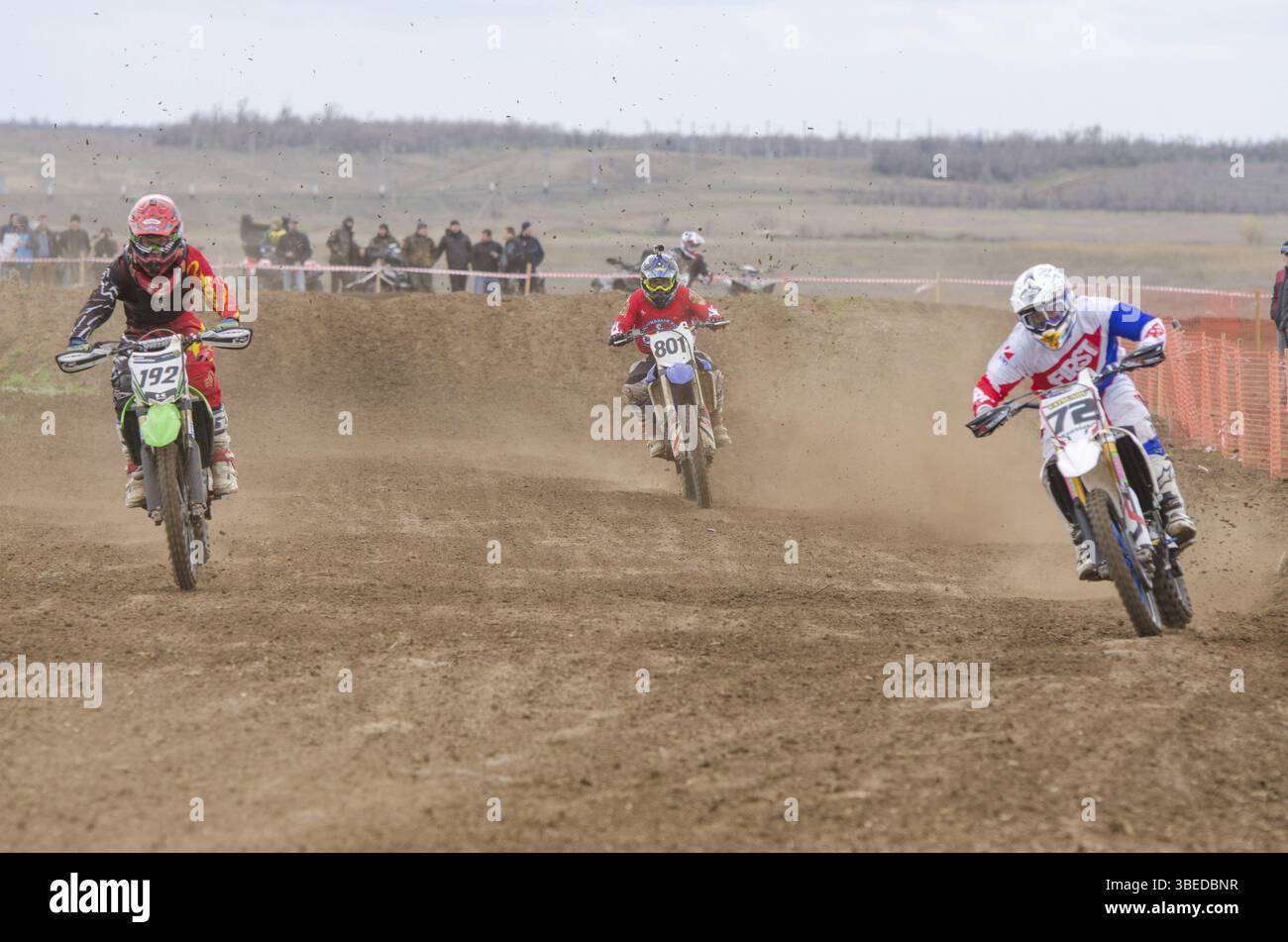 Wolgograd, Russland - 19. April 2015: Drei Fahrer auf der Strecke, auf der Bühne des Open Championship Motorrad Cross Country Cup Region Wolgograd Stockfoto