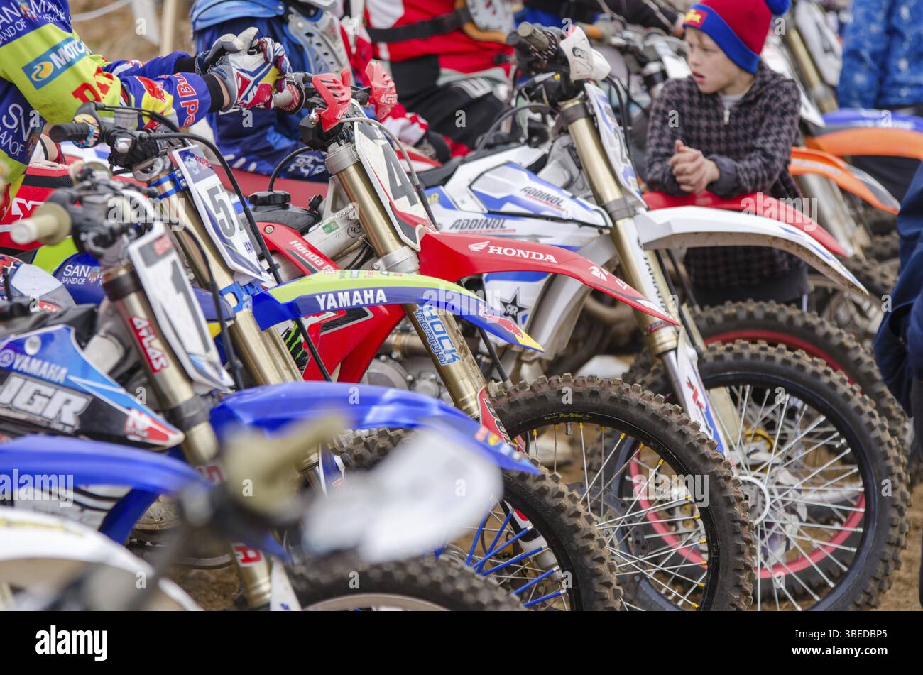 Wolgograd, Russland - 19. April 2015: Nahaufnahme der Motorräder zu Beginn des Wettbewerbs, auf der Bühne der Open Championship Motorcycle Cross Co Stockfoto