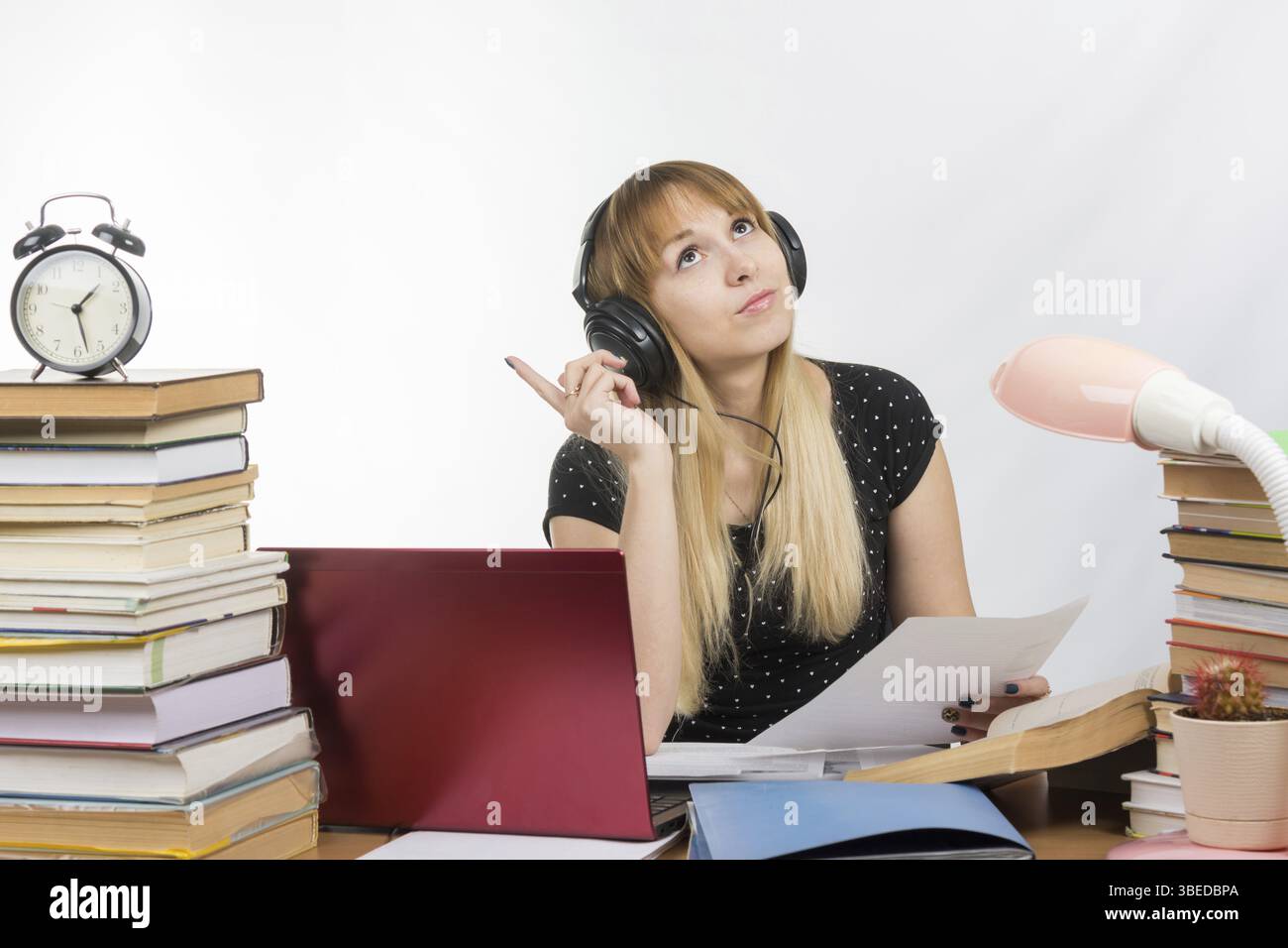 Sie dachte an die Schüler Papierdokument und nachgeschlagen Stockfoto