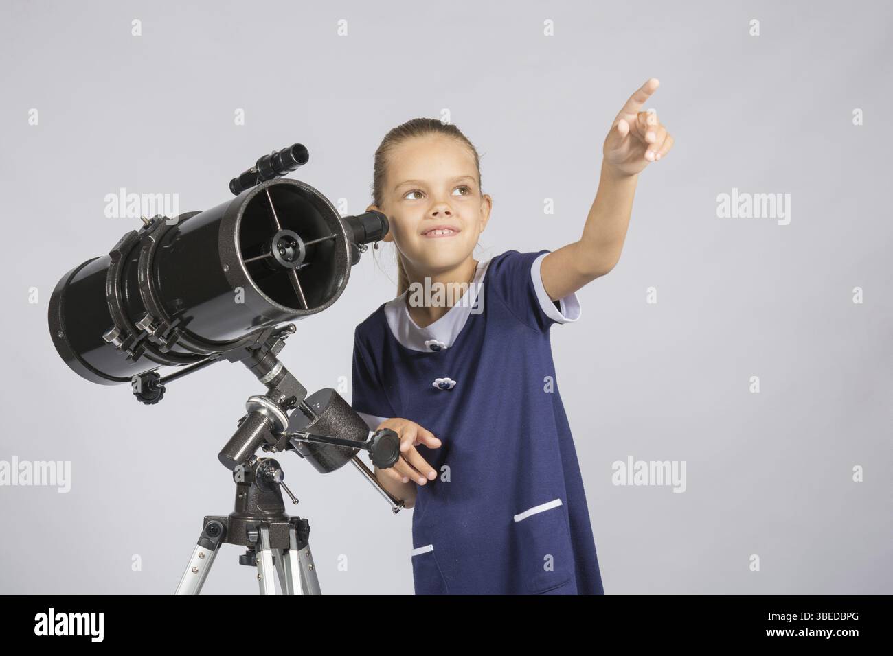 Den jungen Astronomen zeigen in den Sternenhimmel Stockfoto