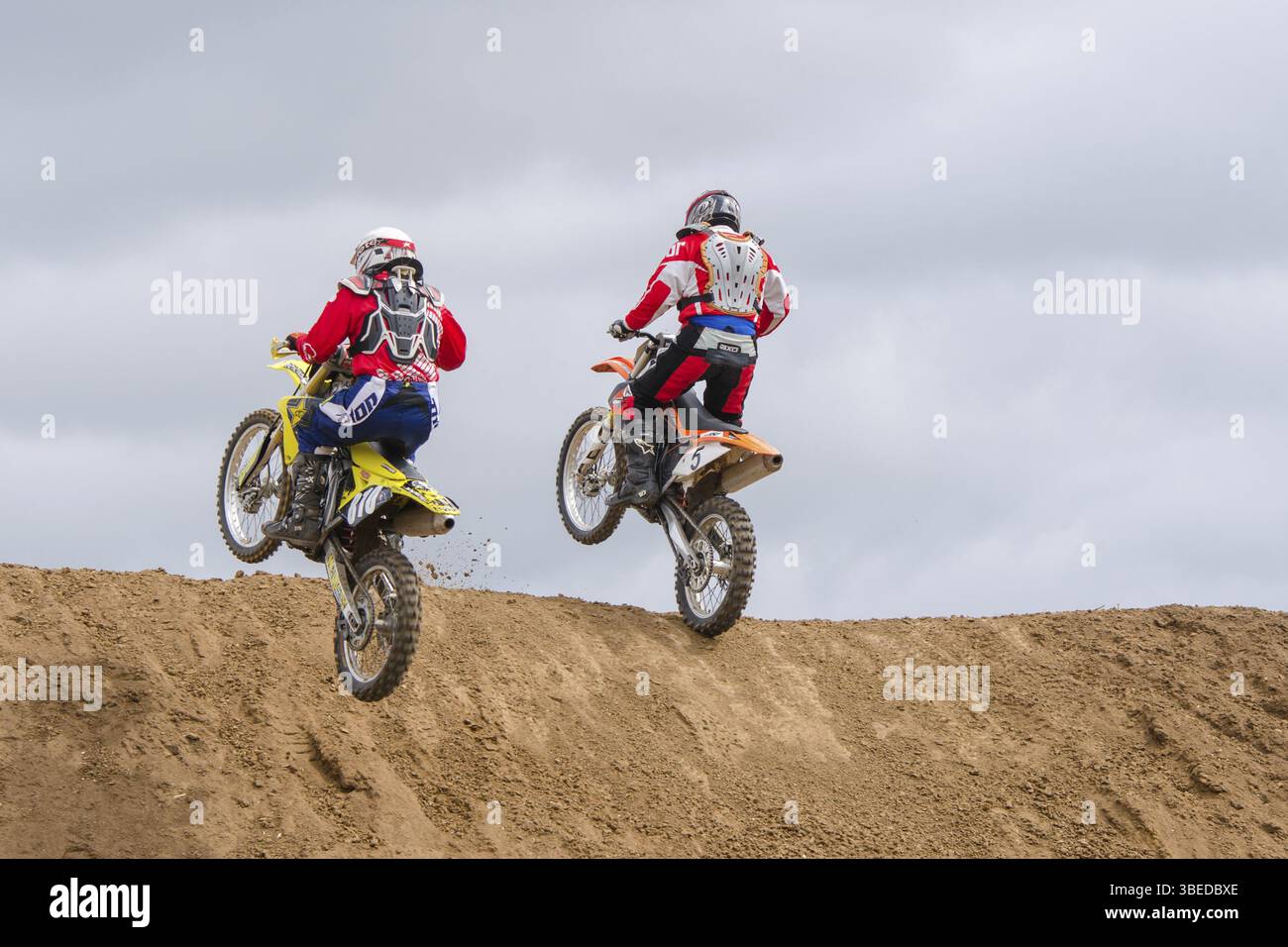 Wolgograd, Russland - 19. April 2015: Zwei Motorradfahrer klettern auf das nächste Hindernis auf der Bühne der Open Championship Motorcycle Cross Country C Stockfoto