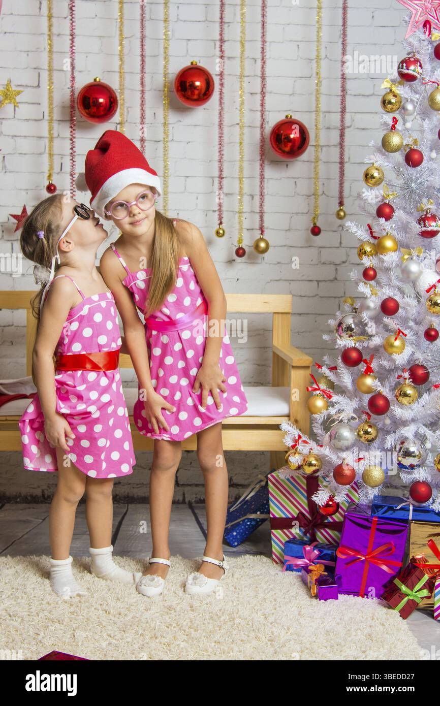 Zwei lustige Schwestern vier Mädchen und sechs Jahre Spiel und Spaß in der Silvester-Wohngebäude Stockfoto
