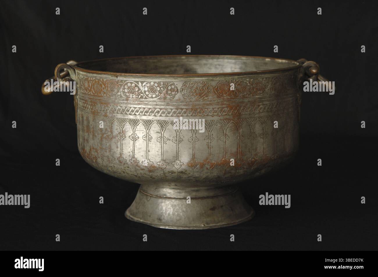 Alte Metallschale auf dunklem Hintergrund. Antikes Geschirr aus Bronze Stockfoto