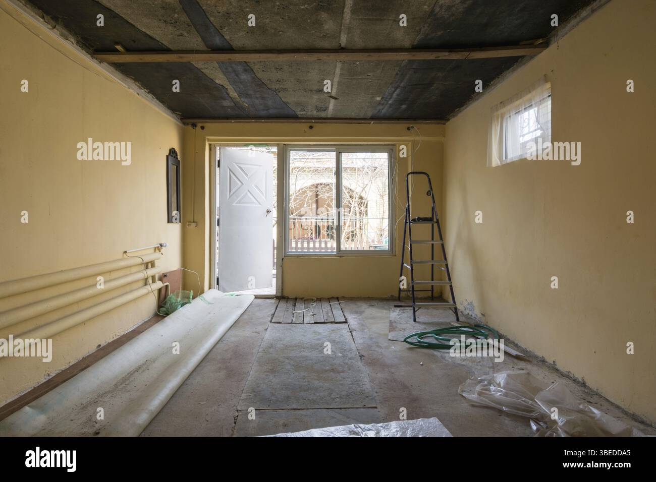 Reparatur in einem privaten Haus, Blick auf den Eingang zu den Räumlichkeiten von der Seite der Straße und das Fenster Stockfoto