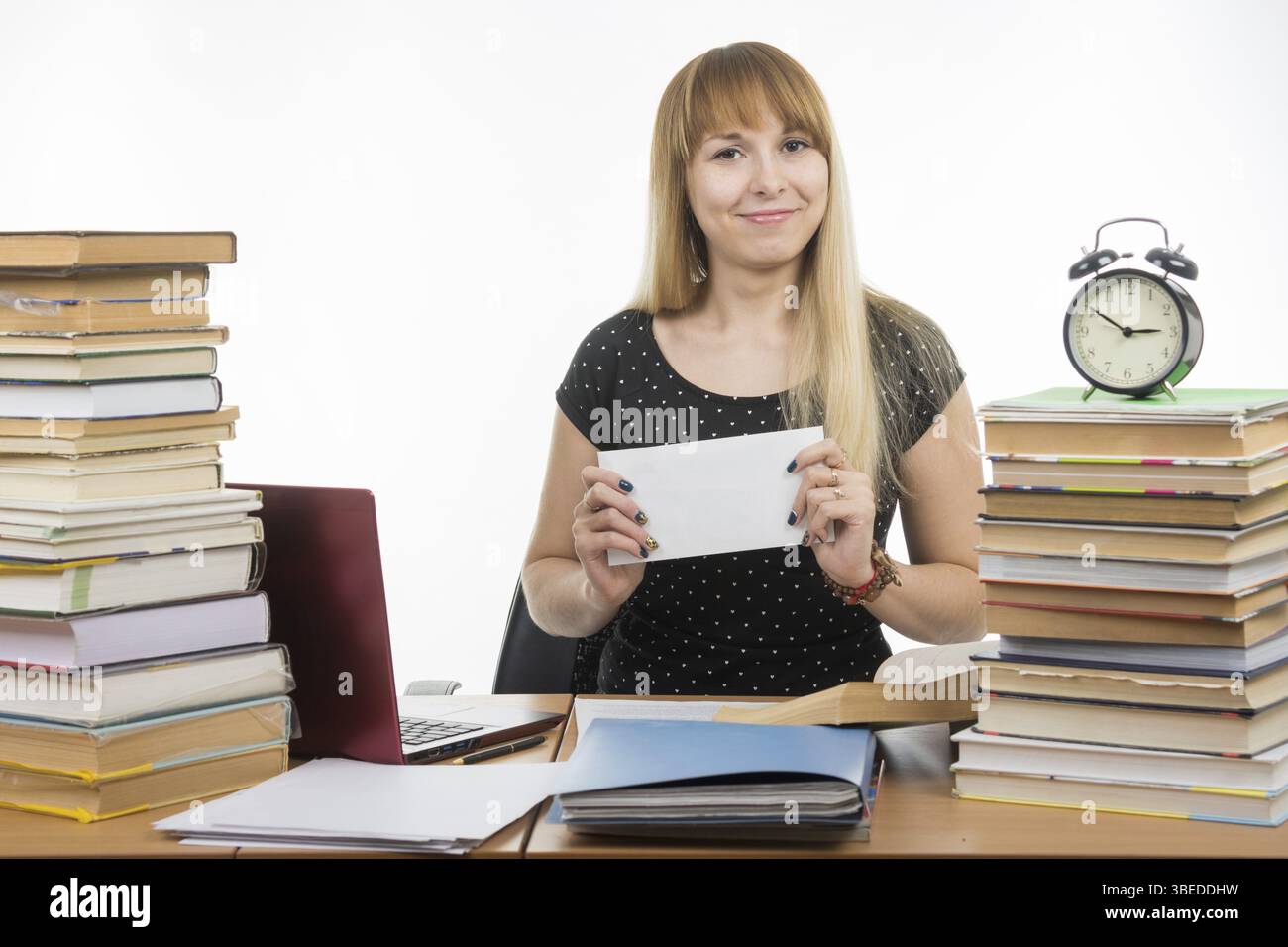 Sie hat einen Umschlag mit einer Bestechung Lehrer vorbereitet für den erfolgreichen Abschluss der Prüfung Stockfoto